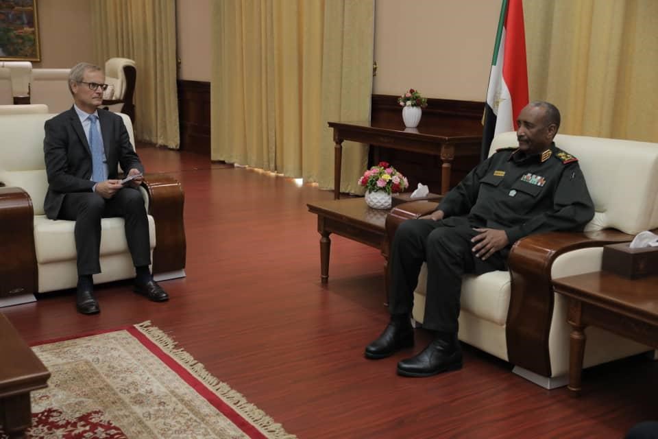 Al Burhan Receives Norwegian Envoy to Sudan